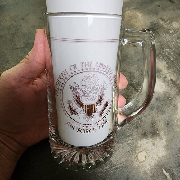 AIR FORCE ONE PRESIDENT OF THE USA EMBOSSED GLASS BEER MUG STEIN 6” (2 SET) RARE - Picture 2 of 10